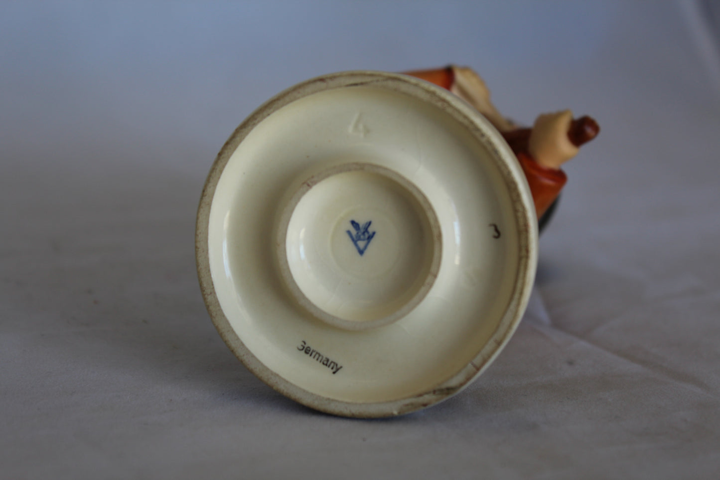 HUMMEL LITTLE FIDDLER BLACK HAT FIGURINE