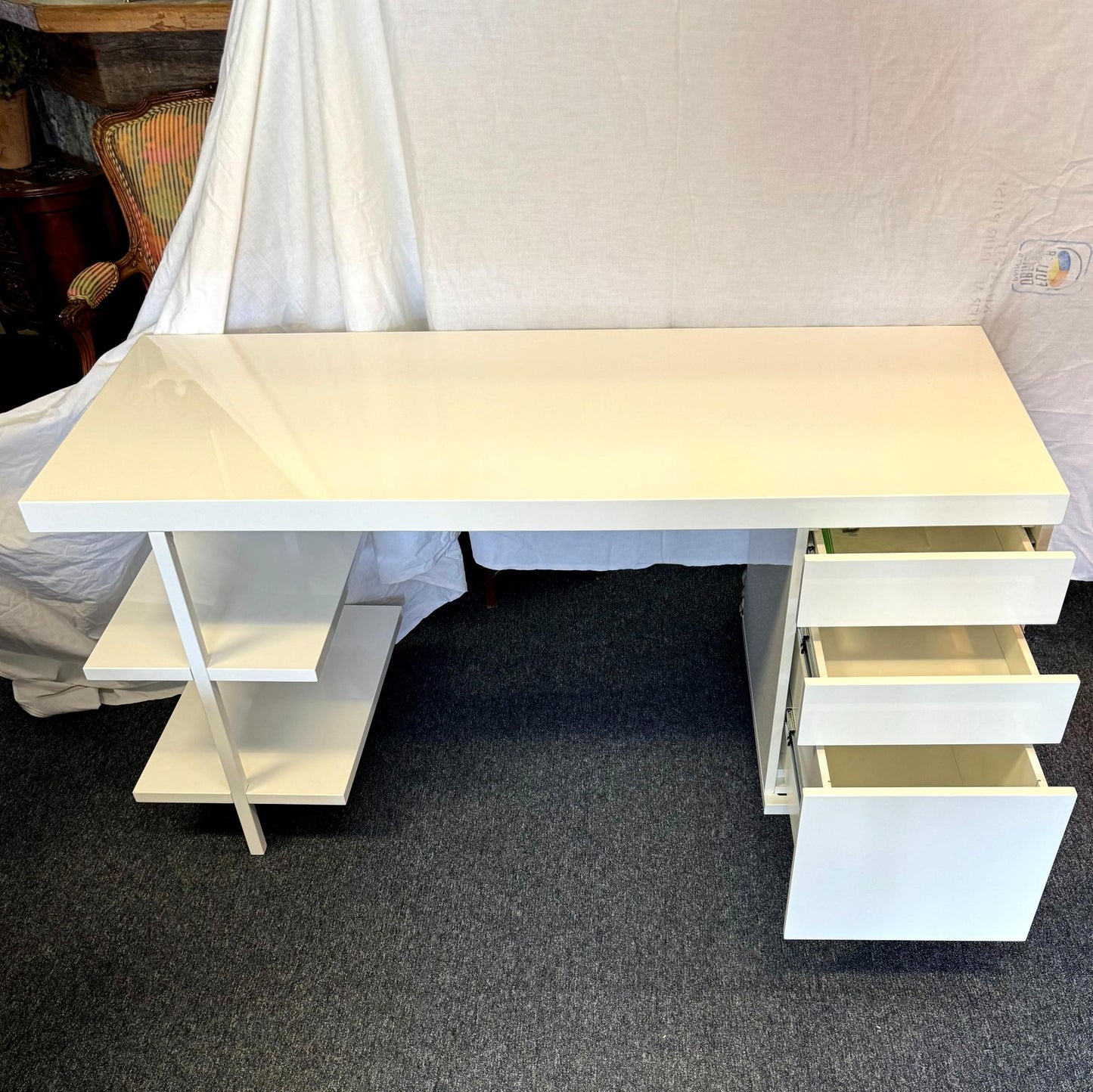 White Lacquered Wood Desk