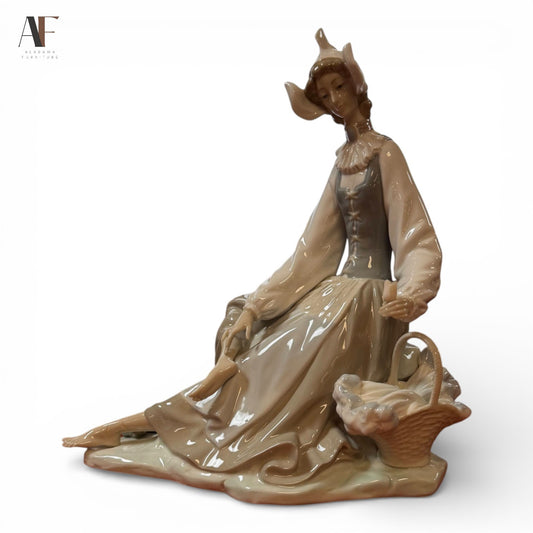 LLADRO DUTCH GIRL FIGURINE